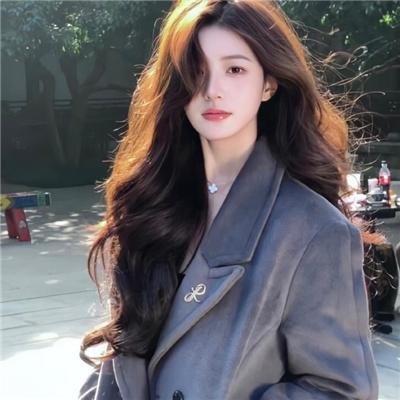 玻璃橱窗中的姑娘